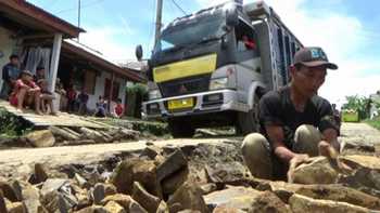 Warga Desa Iuran Perbaiki Jalan Rusak di Kab.Probolinggo