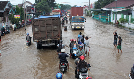 Terendam Banjir 1 Meter, Lalin Macet 15 KM