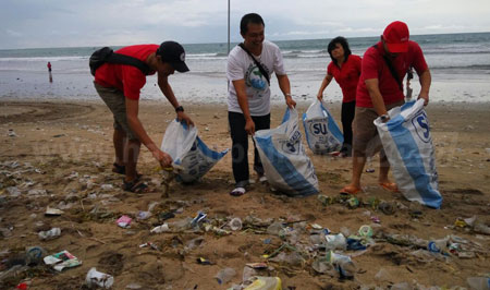 CCAI dan Quiksilver Gelar Community Beach Clean Up