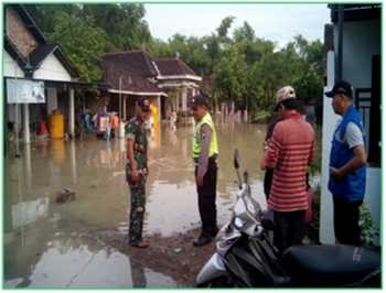 Terus Mengalir Bantuan Korban Banjir Kali Lamong