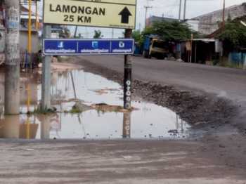 Jalan Diperbaiki, Warga Betoyo Gresik Terancam Banjir