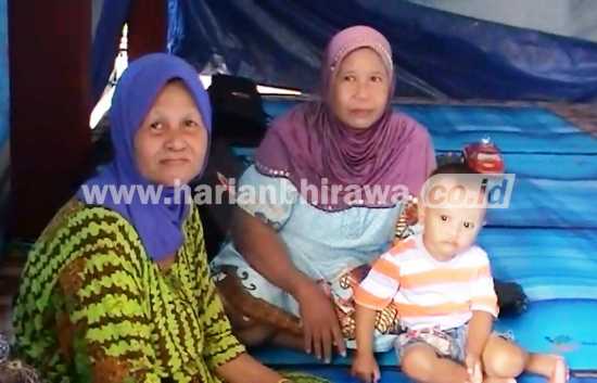 Warga Sidoarjo Korban Banjir Tempati Balai Dusun