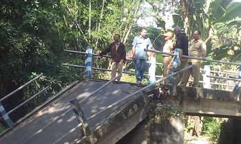 Jembatan Tua Sonopatik di Nganjuk Ambrol