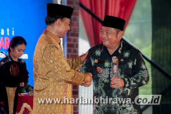 5-Foto Adv- Bupati Sidoarjp Saiful Ilah menerima penghargaan sebagai Kabupaten terbaik tingkat nasional yang diserahkan Menkopolhukam, Wiranto-Kus