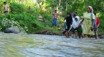Puluhan Siswa Harus Seberangi Sungai ke Sekolah