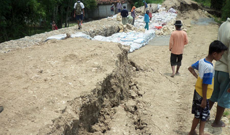 Tak Ingin Banjir, Warga Desa di Tuban Relakan TKD