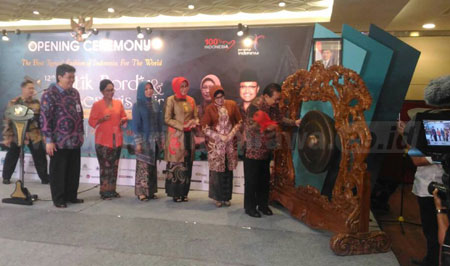 Gubernur Kritik Mahalnya Harga Batik di Jawa Timur