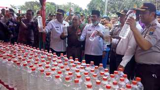 Ribuan Botol Miras Dimusnahkan di Kab.Gresik