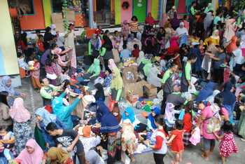 Bazar Murah dan Pembagian Barbeku SD Kreatif Diserbu Warga