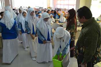 Siswa SMP Muhamadiyah 5 Serahkan Gadget ke Sekolah