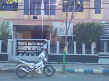 6-FOTO B lis-Warga saat melintas di depan Kantor BPPKAD Kabupaten Sampang