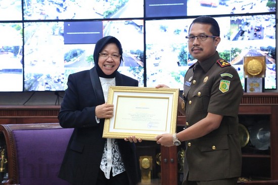 Wali Kota Beri Penghargaan Kejari Surabaya-Kejari Tanjung Perak