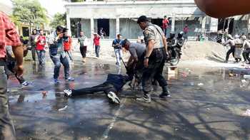 Polrestabes Surabaya Amankan KPU dari Serangan Pengunjuk Rasa