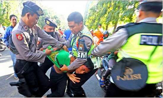 4-wap-Salah satu suporter diamankan aparat kepolisian karena terlibat kericuhan di luar Stadion Bayuangga.