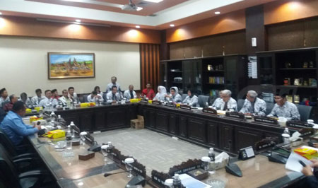 Tagih Janji Jadi PNS, Ratusan Guru K2 Sambat ke Dewan