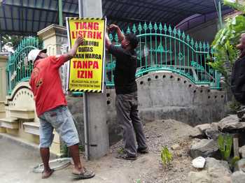 Warga Kudu Jombang Protes Pendirian Tiang Listrik PLN