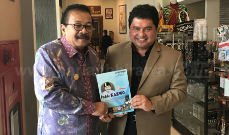 Bedah Buku Pakde Karwo Pencabar Political Marketing