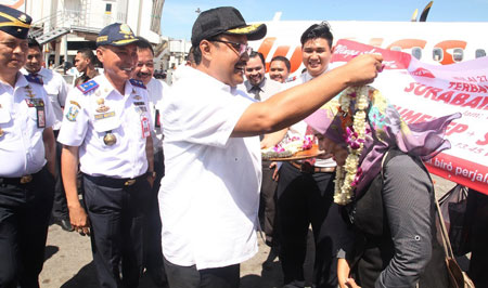 Penumpang Pesawat Komersial Perdana Sumenep-Surabaya Penuh