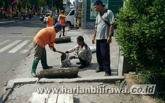 500 Personel TNI dan Polri Keruk Saluran Tiga Sungai di Kota Mojokerto