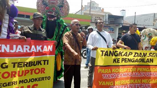 Kejaksaan Negeri Mojokerto Didemo Aktivis Anti Korupsi