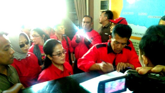 12-10-Foto Sri Untari saat mendaftakan verifikasi PDIP di Kantor KPU Kab Malang (1)