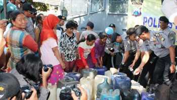 Water Canon Polres Probolinggo Droping 3 Truk Salurkan Air Bersih