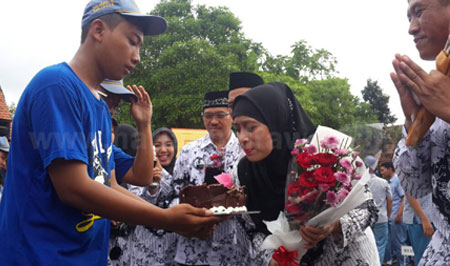 Siswa SMAN 16 Surabaya Ramai-Ramai Berikan Bunga di Hari Guru