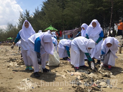 Bersama Pertamina, 150 Pelajar Tuban Bersihkan Sampah di Pantai