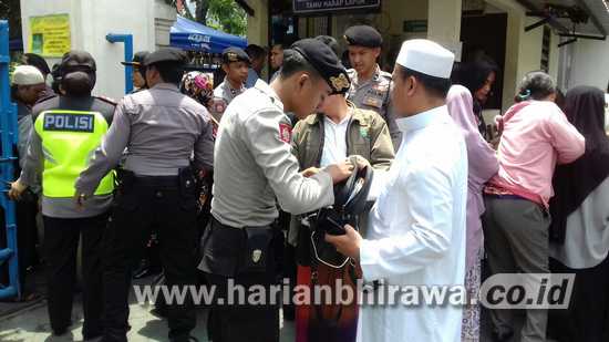 Ratusan Polisi Perketat Pengamanan Sidang Alfian Tanjung