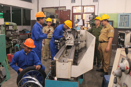 6-HL-siswa-SMKN-3-Surabaya-mendapat-kepercayaan-untuk-memproduksi-roda-gerobak-