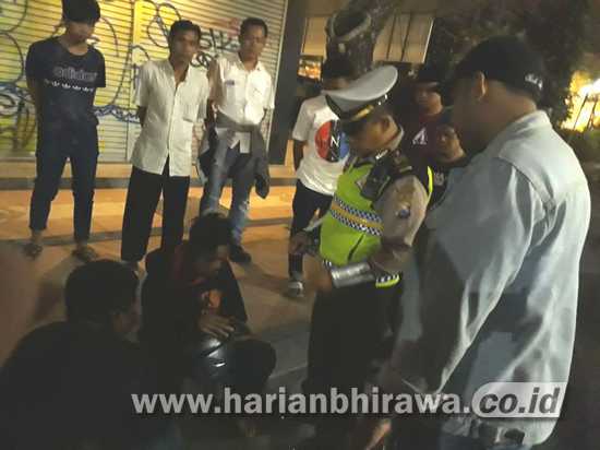Hindari Razia, Pemuda Asal Ponorogo Tertabrak Mobil di Surabaya