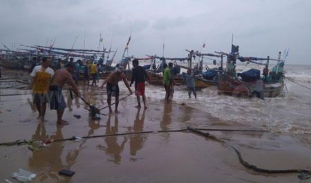 Dihantam Ombak, Satu Nelayan Tewas, Puluhan Perahu Nelayan Tengelam