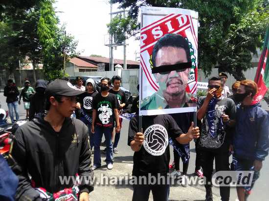 Prestasi PSID Merosot, Suporter Demo Pendapa Kabupaten Jombang
