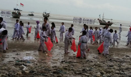 Usai Kenaikan Tingkat, 175 Atlet Inkanas Bersih-bersih Pantai