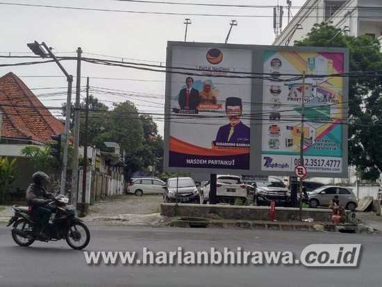Baliho Nasdem Bergambar Jokowi dan Khofifah Liar