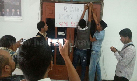Pemuda Anti Korupsi Segel Ruangan Komisi II DPRD Sumenep
