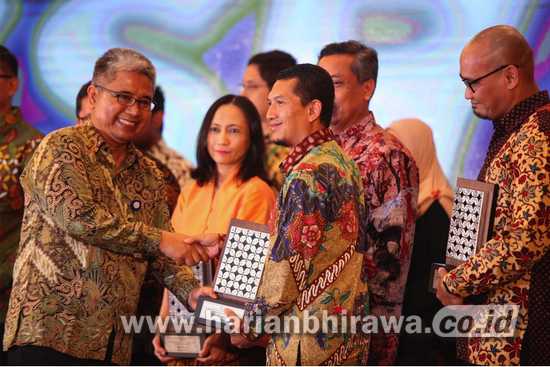 Yusuf Wibisono Wakili Petrokimia Gresik Terima Penghargaan SRA 2017