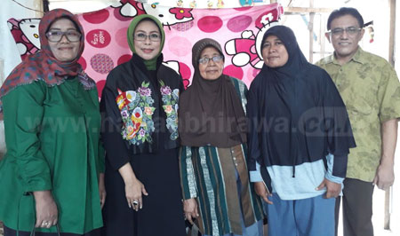 Fatma Saifullah Yusuf Takziyah di Rumah Fotografer Harian Bhirawa