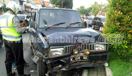 Diduga Rem Blong, Bus Pemprov Jatim Seruduk Tiga Mobil