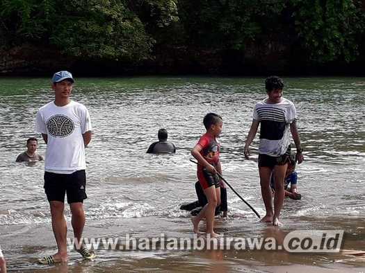 Mahasiswa Surabaya Tewas Terseret Ombak Pantai Ungapan