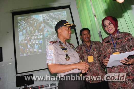 02-foto HL Kapolrestabes Surabaya, Kombes Pol Rudi Setiawan meninjau langsung keamanan pelaksanaan UNBK di SMA Negeri 5