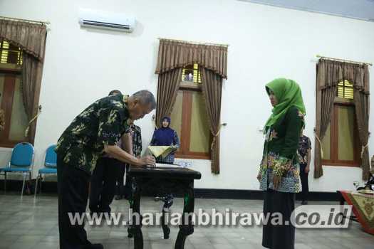 2-dwi-Plt Bupati Lumajang, Buntaran Supriyanto ketika menandatangani MoU terkait administrasi kependudukan.