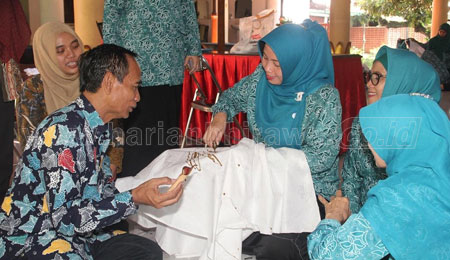Istri Wakil Bupati Ajak Warga Lestarikan Batik