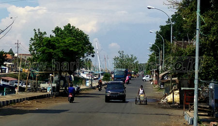27-1-Seorang-warga-menjual-air-menggunakan-jurigen-di-Panggungrejo,-Kota-Pasuruan