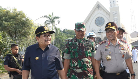 Gubernur Kunjungi Gereja di Surabaya