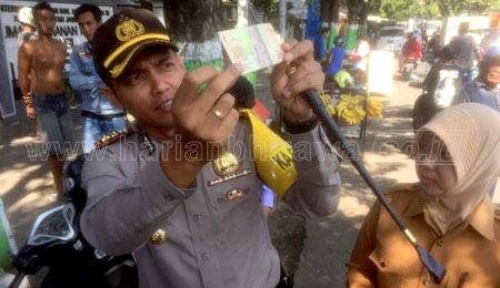 Cegah Upal, Polisi Awasi Jasa Penukaran Uang di Jalanan