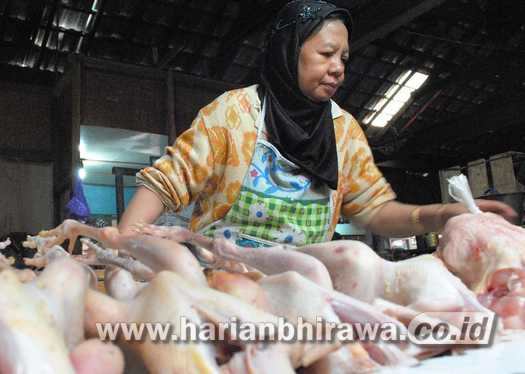 8-26-bas- salah satu pedagang daging ayam dipasar kota Bojonegoro