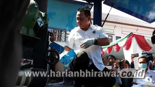 02-HL Kepala BNNP Jatim, Brigjen Pol Bambang Budi Santoso memasukkan bb sabu