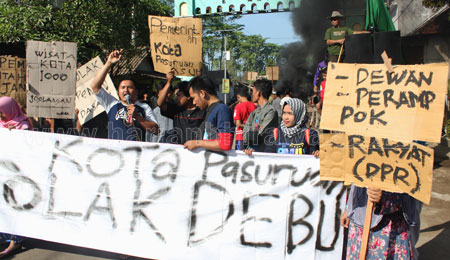 Protes Proyek Jalan Tol, Warga Tembokrejo Blokir Jalan