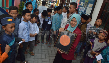 Mahasiswa Unmuh Surabaya Ajak Siswa Belajar Astronomi